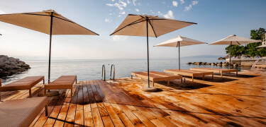 Hotellets private cementstrand lige ud til Adriaterhavet.