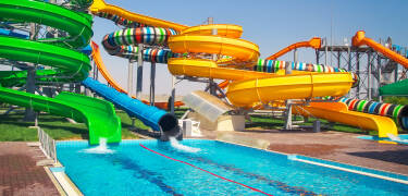 Kæmpe vandforlystelsespark, hvor der er rutsjebaner og leg til den store guldmedalje.