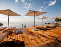 Hotellets private sement-strand ligger ut mot Adriaterhavet.