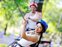 Vill du röra dig själv och få en adrenalinkick, besök Glavani Park - där du kan ta en hög tur.