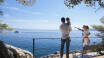 Adriatiska havet är blått och solglittrande. Badmöjligheterna är många, liksom sightseeing och båtturer.