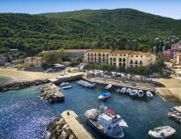 Hotel Mediteran ligger vakkert til ved en åpen plass og havnen i Moscenicka Draga