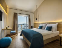 Hotellets værelser er lyse og moderne indrettet. Superior-værelserne har balkon og havudsigt.