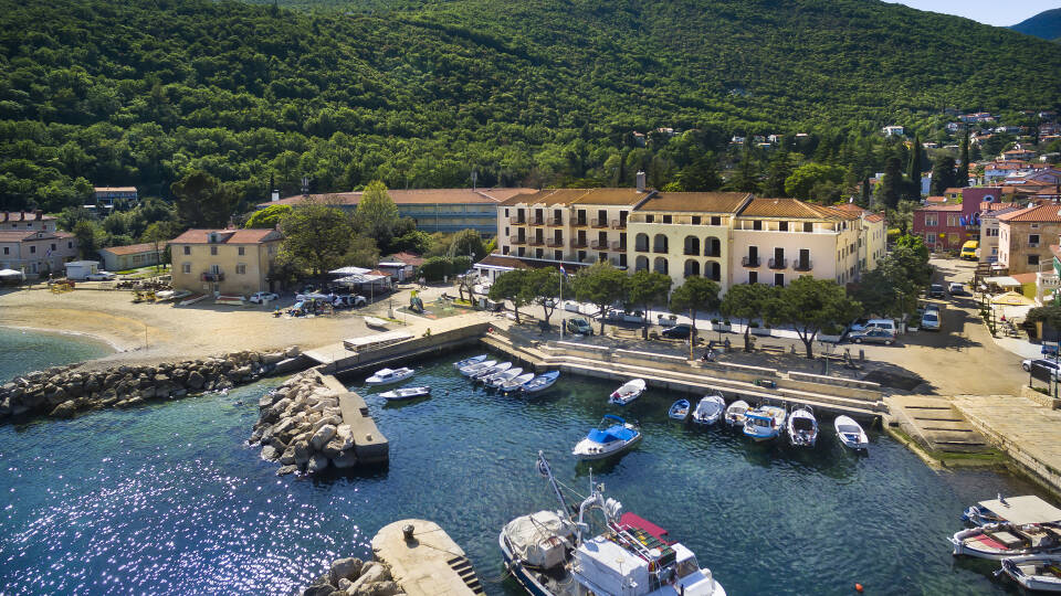 Hotel Mediteran ligger vakkert til ved en åpen plass og havnen i Moscenicka Draga