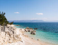 Genießen Sie Kroatiens Strände und baden Sie in der türkisblauen Adria.