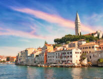 Rovinj är beläget med Adriatiska havet på tre sidor. Staden är en populär turistort och ett trevligt utflyktsmål.