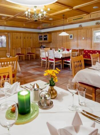 In the evening, a selection of international dishes as well as traditional Tyrolean cuisine is served in the atmospheric restaurant.