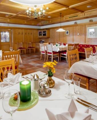 På kvällen serveras internationella rätter och traditionella tyrolska rätter i den trevliga restaurangen.