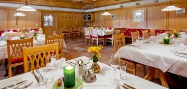 Om aftenen serveres et udvalg af såvel internationale retter, som traditionelle tyrolske retter i den stemningsfulde restaurant.