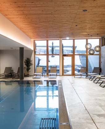 Koppla av i wellnessområdet som bl.a. har inomhuspool, möjlighet till massage och bastur.