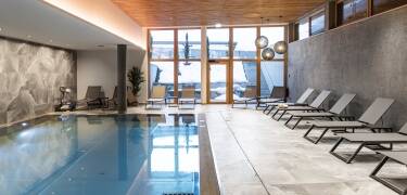 Koppla av i wellnessområdet som bl.a. har inomhuspool, möjlighet till massage och bastur.