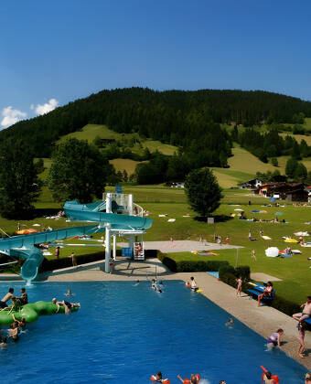 Under varma sommardagar kan ni svalka er i det närliggande friluftsbadet i Wildschönau.