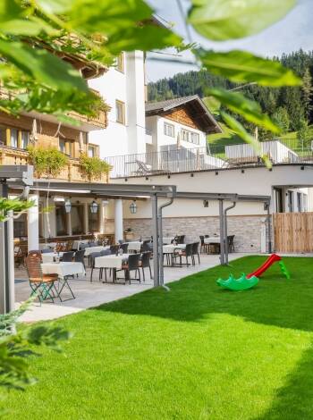 Once a week there is music and dancing at the hotel. In summer, these take place outside on the large terrace.