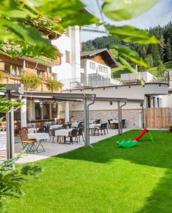 Once a week there is music and dancing at the hotel. In summer, these take place outside on the large terrace.