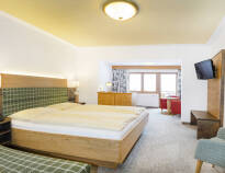 Hotellets rum är inredda i traditionell  tyrolerstil, alla med balkong och idyllisk natur utanför fönstren.