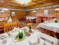 På kvällen serveras internationella rätter och traditionella tyrolska rätter i den trevliga restaurangen.