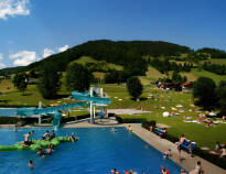 Nyt de varme sommerdagene i det nærliggende Wildschönau friluftsbadet.