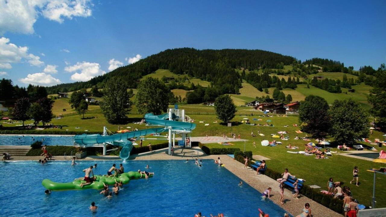 Nyd de varme sommerdage i det nærliggende Wildschönau Friluftsbad.