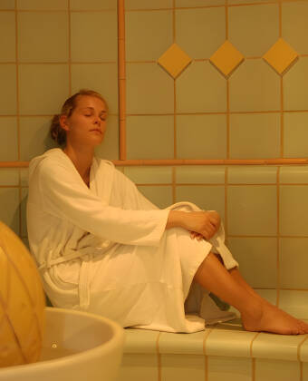 Dere har gratis adgang til hotellets badstue-område, hvor dere får badekåpe og badetøfler og bare kan slappe helt av.