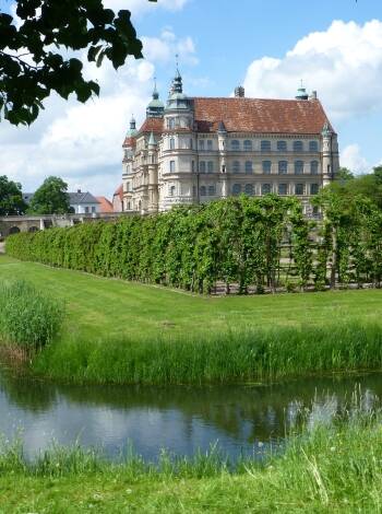 Det stora renässansslottet i Güstrow är en imponerande syn och här kan ni se hur hertigen av Mecklenburg levde.