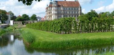 Det store renessanseslottet i Güstrow er et imponerende syn og byens store trekkplaster. Her kan dere se hvordan hertugene av Mecklenburg levde.