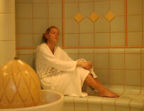 Hotelgäste haben freien Zugang zum Saunabereich des Hotels. Bademantel und Badeschuhe gibt es vor Ort.