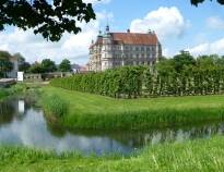 Det store renessanseslottet i Güstrow er et imponerende syn og byens store trekkplaster. Her kan dere se hvordan hertugene av Mecklenburg levde.