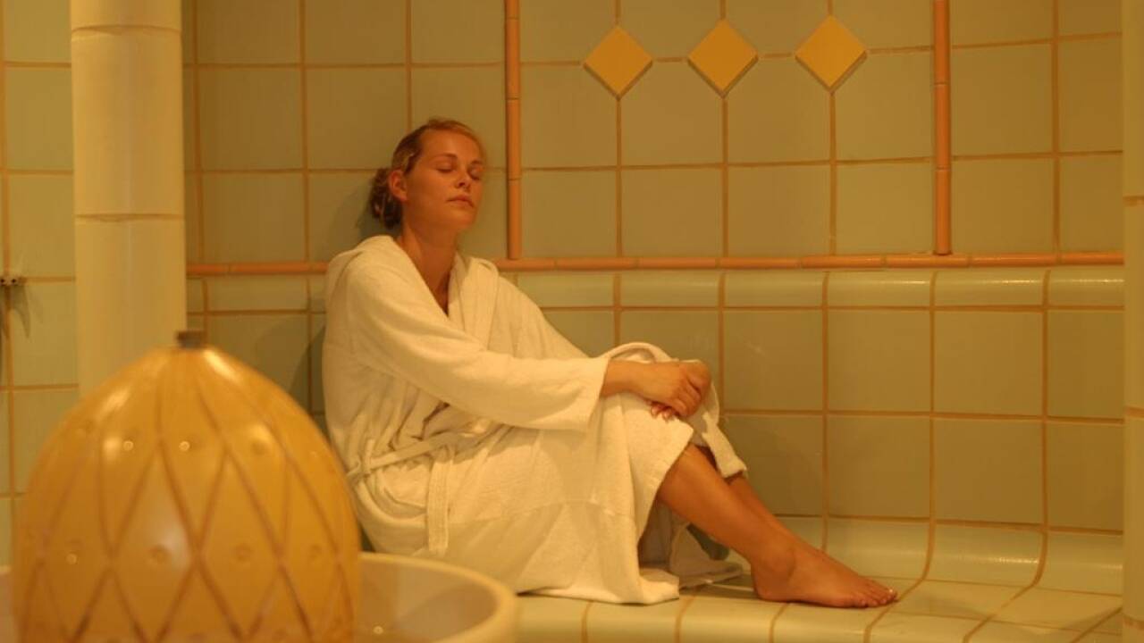 I har gratis adgang til hotellets saunaområde, hvor I får badekåbe og badetøfler og bare kan slappe helt af.