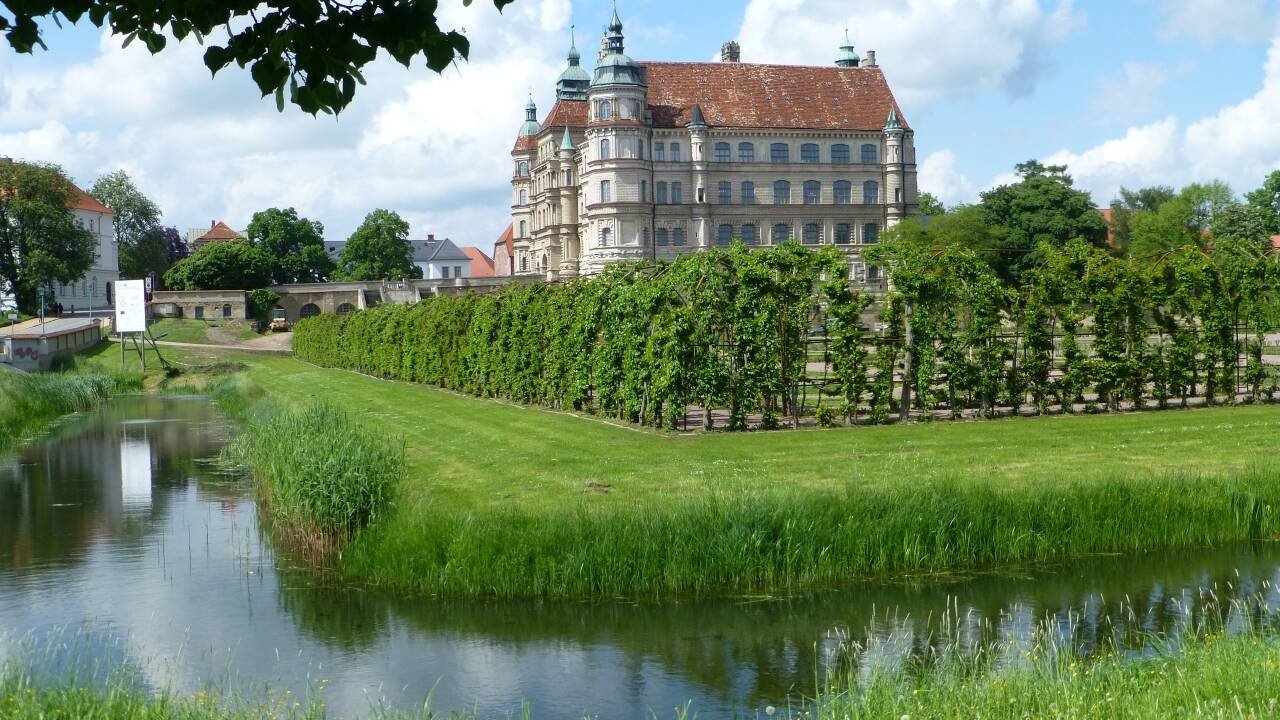 Das große Renaissance-Schloss in Güstrow  zählt zu den wichtigsten Sehenswürdigkeiten der Stadt.