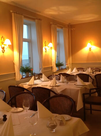 Restauranten serverer mad med fokus på lokale råvarer. Nyd middagen i den stemningsfulde restaurant