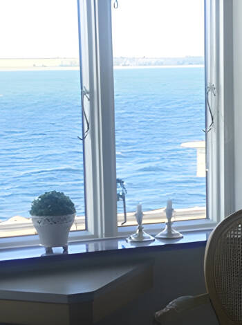 Njut av den vackra utsikten över Limfjorden från hotellets lugna sällskapsrum