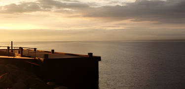 Om aftenen kan I gå en lille tur og tage den fantastiske solnedgang ind ved havnen.