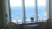 Njut av den vackra utsikten över Limfjorden från hotellets lugna sällskapsrum
