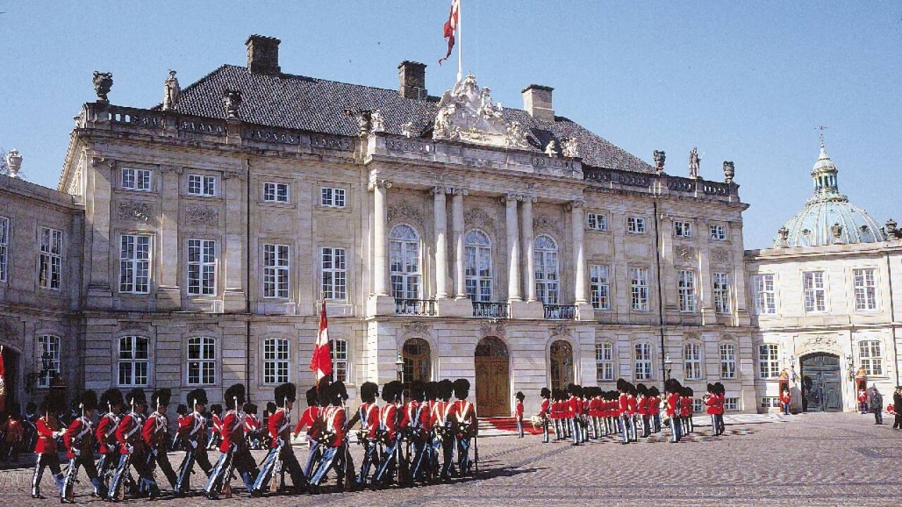 Besuchen Sie Amalienborg -  das herrschaftliche Anwesen unserer königlichen Familie - und erleben Sie die königliche Atmosphäre.