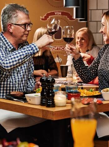 Spis middag og nyt et godt glass vin på Jensens Bøfhus.