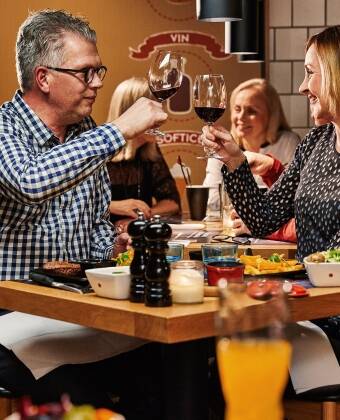 Spis middag og nyd et godt glas vin på Jensens Bøfhus