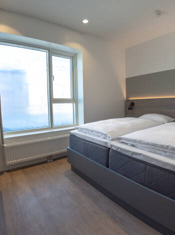 Exempel på ett av hotellets dubbelrum, där ni kan pusta ut efter en dags sightseeing på stan'.