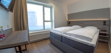 Hotellets Premium værelser er lyse og stilrent indrettet og tilbyder en god base for jeres ophold.