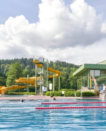 Besøk det nærliggende Osserbad, hvis dere lengter etter en dag med mye moro i vann.