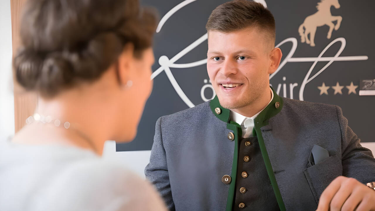 Das Hotelpersonal ist immer bereit, Ihnen zu helfen.