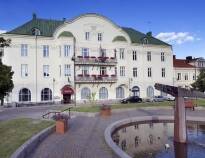 Dette moderne hotel har en god beliggenhed centralt i Oskarshamn i den naturskønne svenske region, Småland.