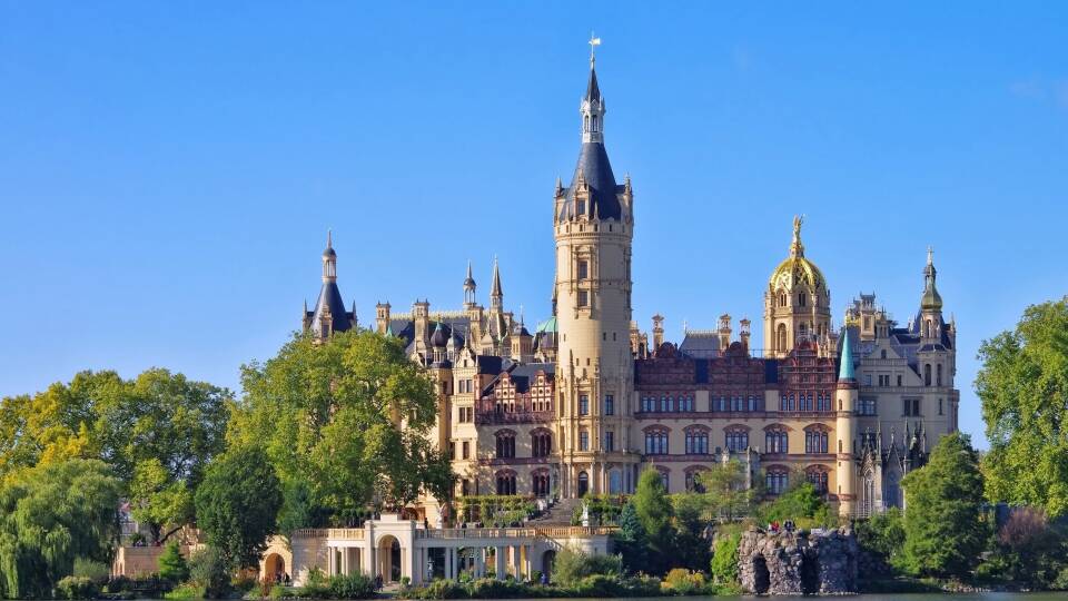Slottet i Schwerin är ett riktigt äventyrsslott och ligger på en liten ö i mitten av Schwerinersjön.