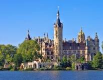 Slottet i Schwerin er et sant eventyrslott beliggende på en liten øy midt i Schweriner sjøen.
