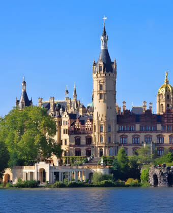 Besøk Schwerin og Schwerin slott, som står flott til på sin tett på Schwerin sentrum