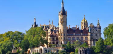 Besøg Schwerin og Schwerin slot, som står prægtigt på sin ø tæt på Schwerin centrum