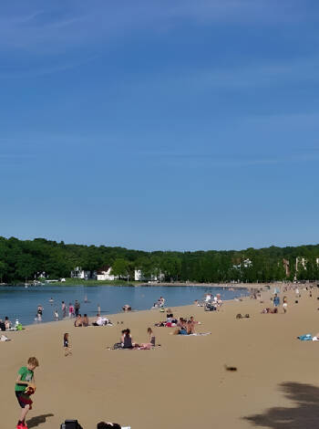 Nyt en dag på stranden. Om sommeren kan dere bade, og om vinteren kan dere nyte den flotte utsikten.