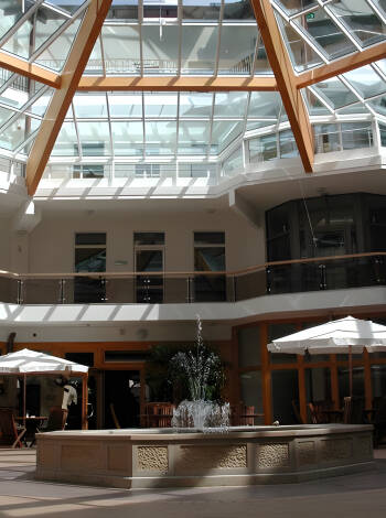 Njut av en drink eller en stilla stund på hotellets stora inomhusatrium.