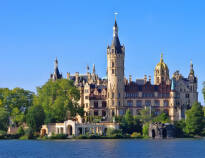 Besøg Schwerin og Schwerin slot, som står prægtigt på sin ø tæt på Schwerin centrum