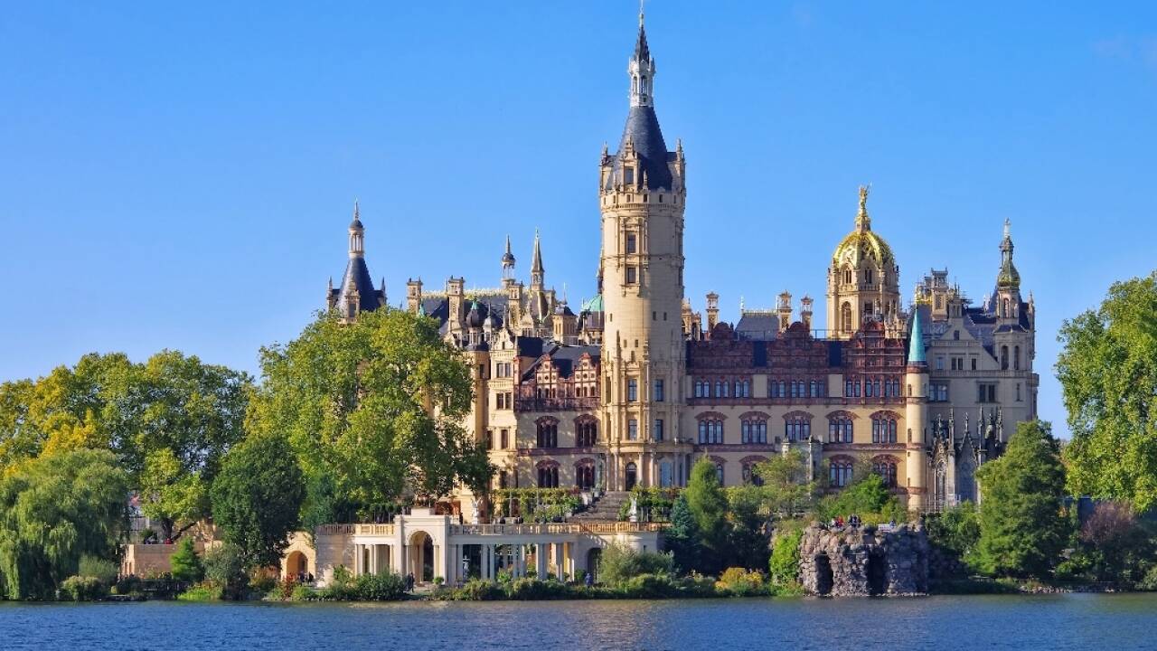 Besuchen Sie das Schweriner Schloss, das prächtig auf einer eigenen Insel steht, in der nähe des Stadtzentrums.
