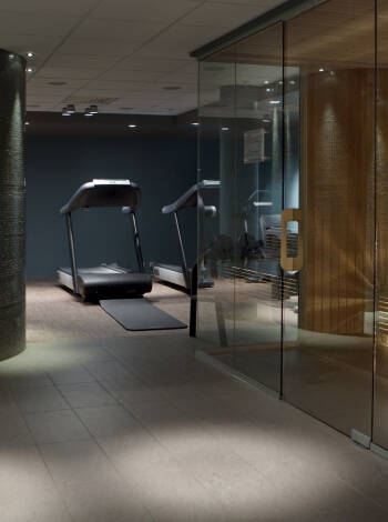 Koppla av i det mysiga wellnessområdet med bastu, hamam och gym.